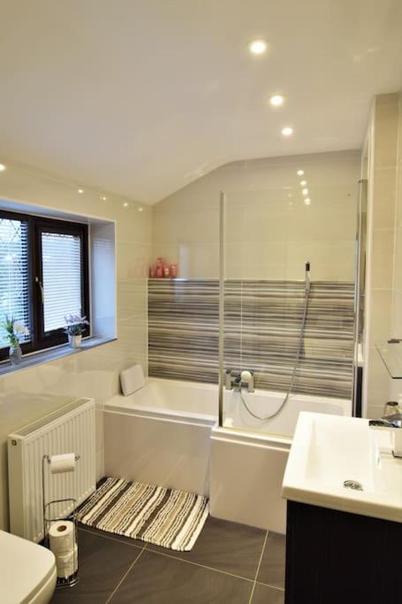 Mikes At Menai - Stylish & Spacious 3 Bed House In Menai Bridge. エクステリア 写真